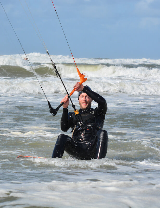 Roel van Gorkum Oprichter van Still Tinnitus kitesurft in de golven
