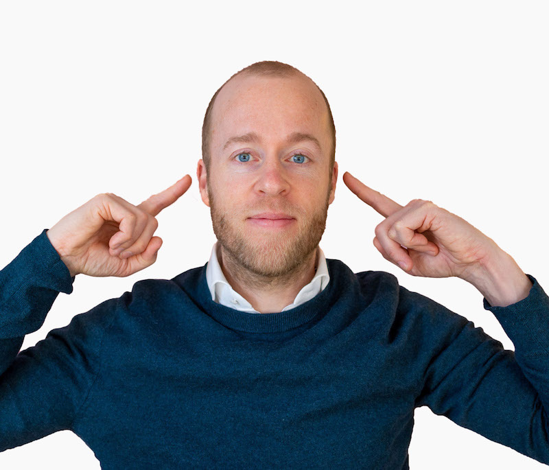 Roel van Gorkum, MSc BioMedical Engineer en oprichter van Still Tinnitus wijst met zijn vingers naar zijn oren om te laten zien dat hij zijn oorsuizen niet meer hoort