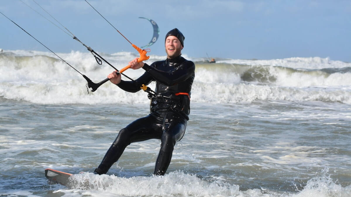 Roel van Gorkum kitesurfing in the ocean. A crash with a wave started his tinnitus, but was not the root cause.