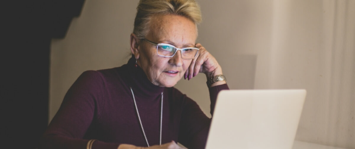 Foto die een coachingsessie van de Sus Tinnitus cursus laat zien, waarmee de persoonlijke ondersteuning als onderdeel van het evidence­based online tinnitus behandelprogramma wordt geïllustreerd.